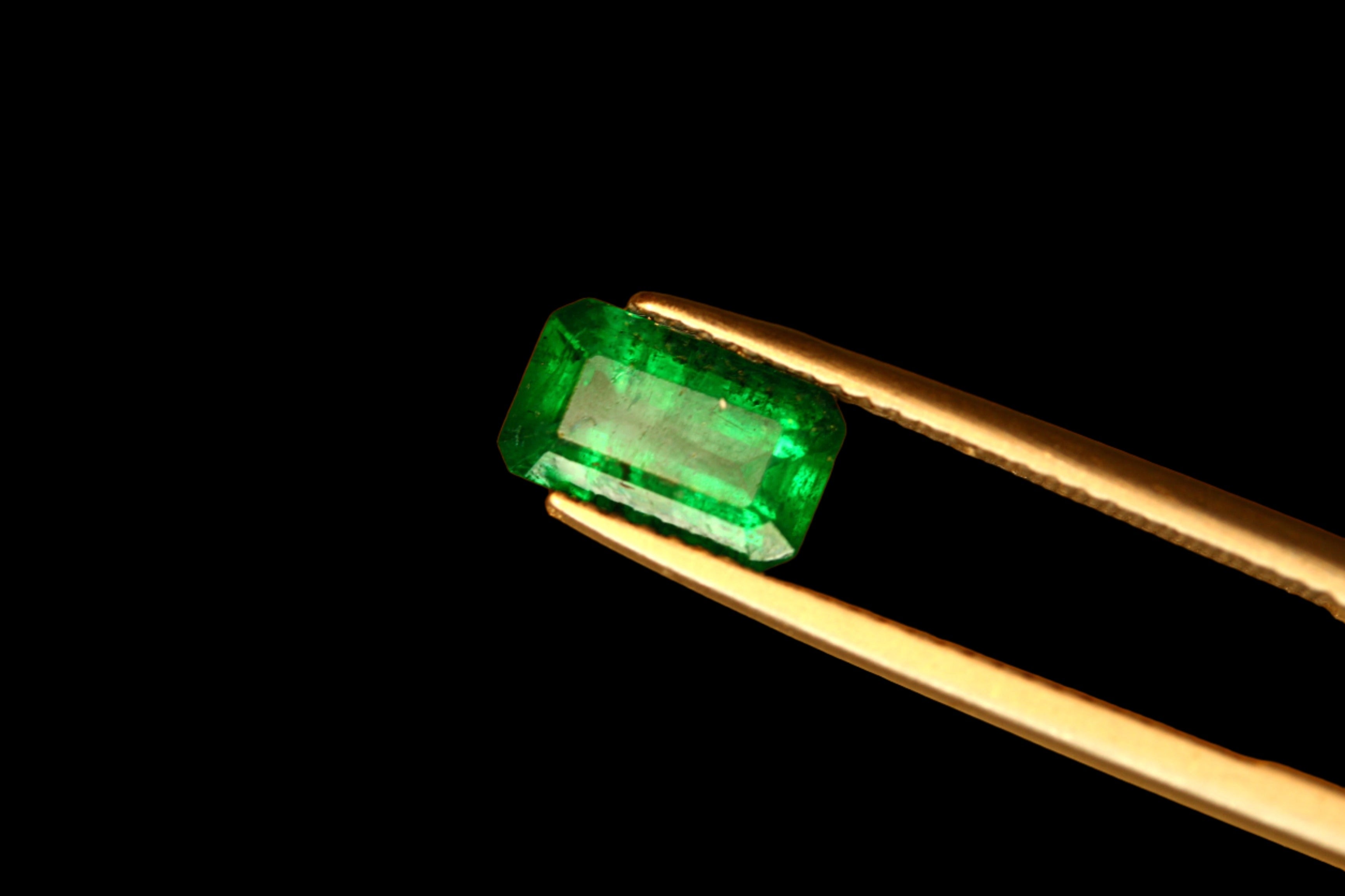 1.4 carats Natural Vivid Green Loose Emerald Stone from Swat