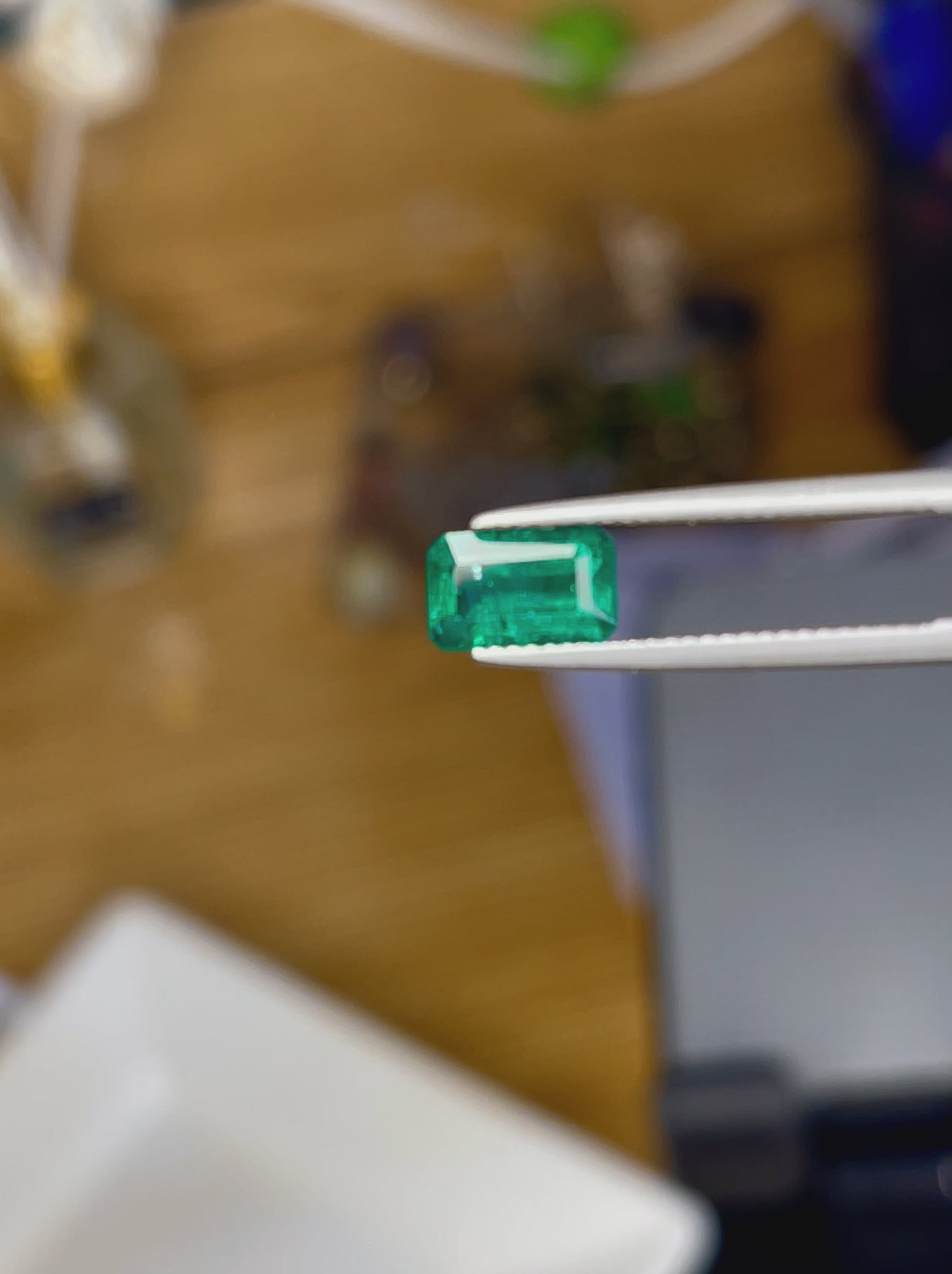 1.4 carats Natural Vivid Green Loose Emerald Stone from Swat