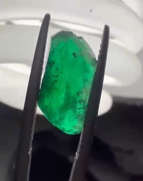 6 carats Natural Vivid Green Raw Emeralds