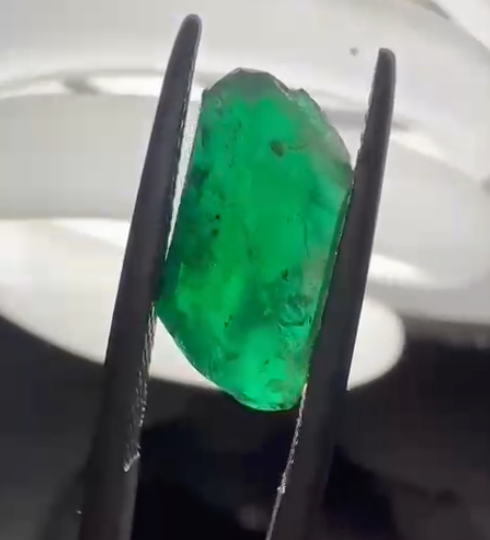 6 carats Natural Vivid Green Raw Emeralds