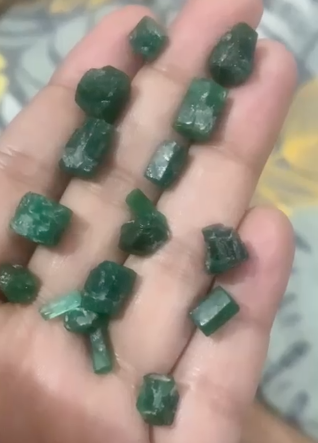 40 carats Natural Vivid Green Raw Emeralds