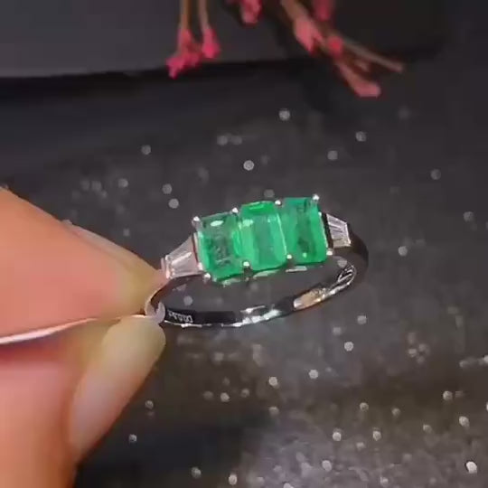 Certified 0.8 Carats Zambian Natural Emerald Ring in 18k Gold – Timeless Custom Jewelry for Women