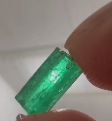 2.30 Carats Vivid Green Columbian Emerald