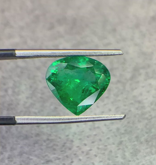 2.8 Carats Natural Heart-shaped Emerald